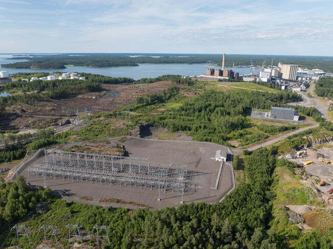 Yhteisen energiavision tavoitteena on varmistaa, että sähköä ja verkkokapasiteettia riittää myös tulevaisuuden teollisille investoinneille. Kuvassa on Fingridin Naantalin Luolalan teollisuusalueen 110kV sähköasema.