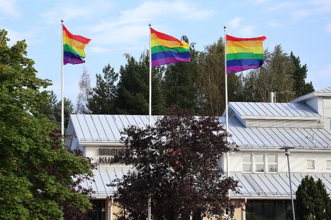 Sateenkaariliput liehuvat Maskun kunnantalolla neljättä kertaa.