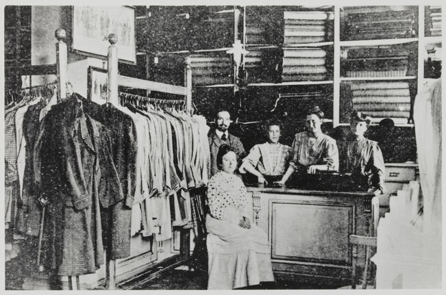 Vaatetusliike & Kangaskauppa (Kijsik) 1907.
