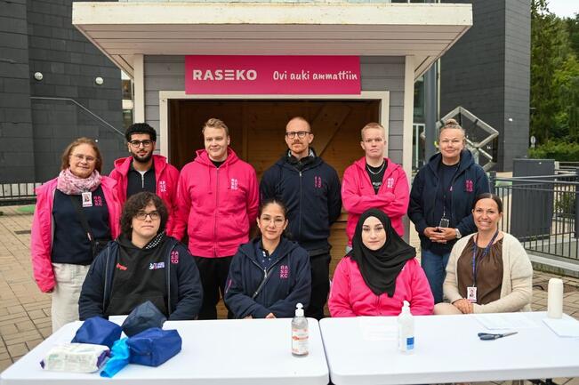 Kaupungintalon edessä sijaitseva myyntikoju muuttuu elo–lokakuussa Rasekon opiskelijoiden pop up -pisteeksi, jossa opiskelijat tarjoavat maksuttomia oppimisympäristössä.  
