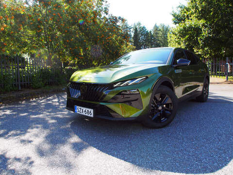 Peugeot 408 on muotoilultaan piristävä paketti. 