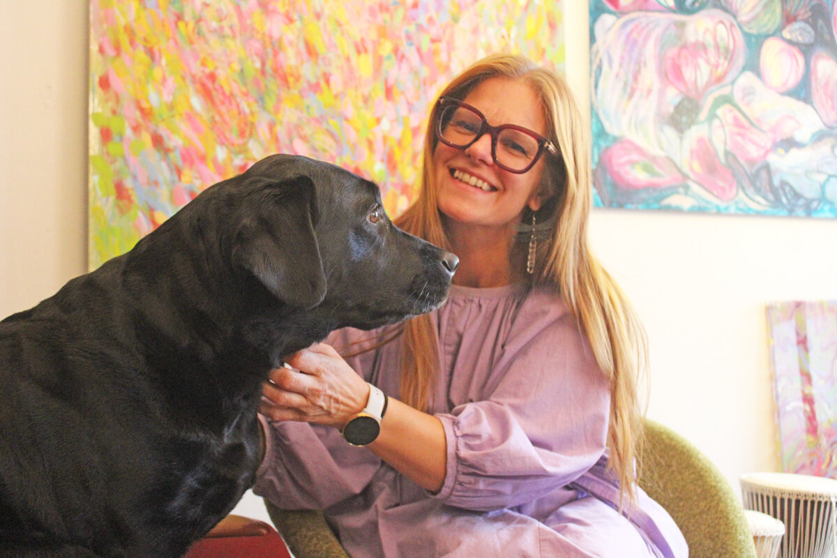 Hanna Rissasen Usva-koira on mukana asiakkaiden halutessa terapiassa. Koira rikkoo jäätä ja tekee tilanteita entistä helpommin lähestyttäviksi. 