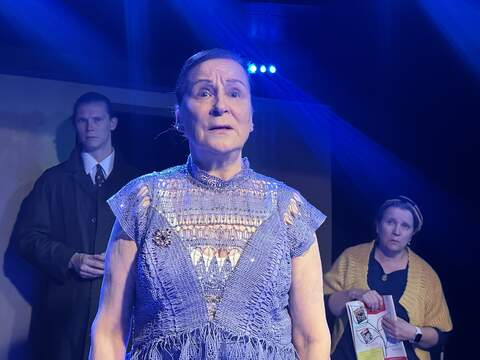 Kuuluisa filmitähti Marina Gregg (Hannele Vesala), tarkkasilmäinen ylikomisario Dermot Craddock (Karri Mattila) sekä neiti Marple (Kristiina Koljonen).