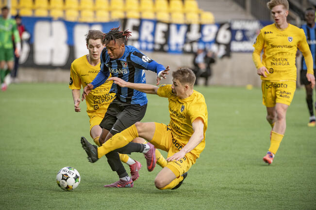 Loic Essomba.