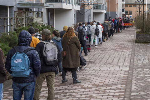 Ruoka-avun hakijoita Mikaelin seurakuntakodin pihalla viime vuoden helmikuussa. Avun tarve on ollut kasvussa.