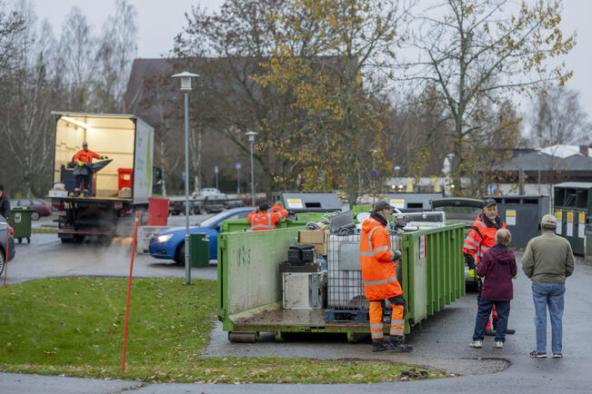 Lounais-Suomen Jätehuollon (LSJH) liikkuvan lajitteluaseman Siiran syksyn jätteenkeräyskierrokset ovat käynnistyneet.
