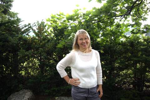 Minna Pelkonen kiteyttää työyhteisösovittelun tavoitteeksi sen, että kaikilla pitää olla hyvä olo tulla töihin.