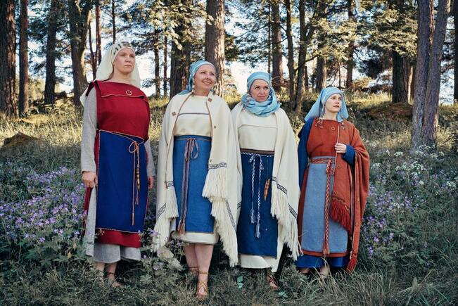 Varhaiskeskiajan muotia Suomesta. Asut perustuvat Perniön Yliskylän hautalöytöihin. 