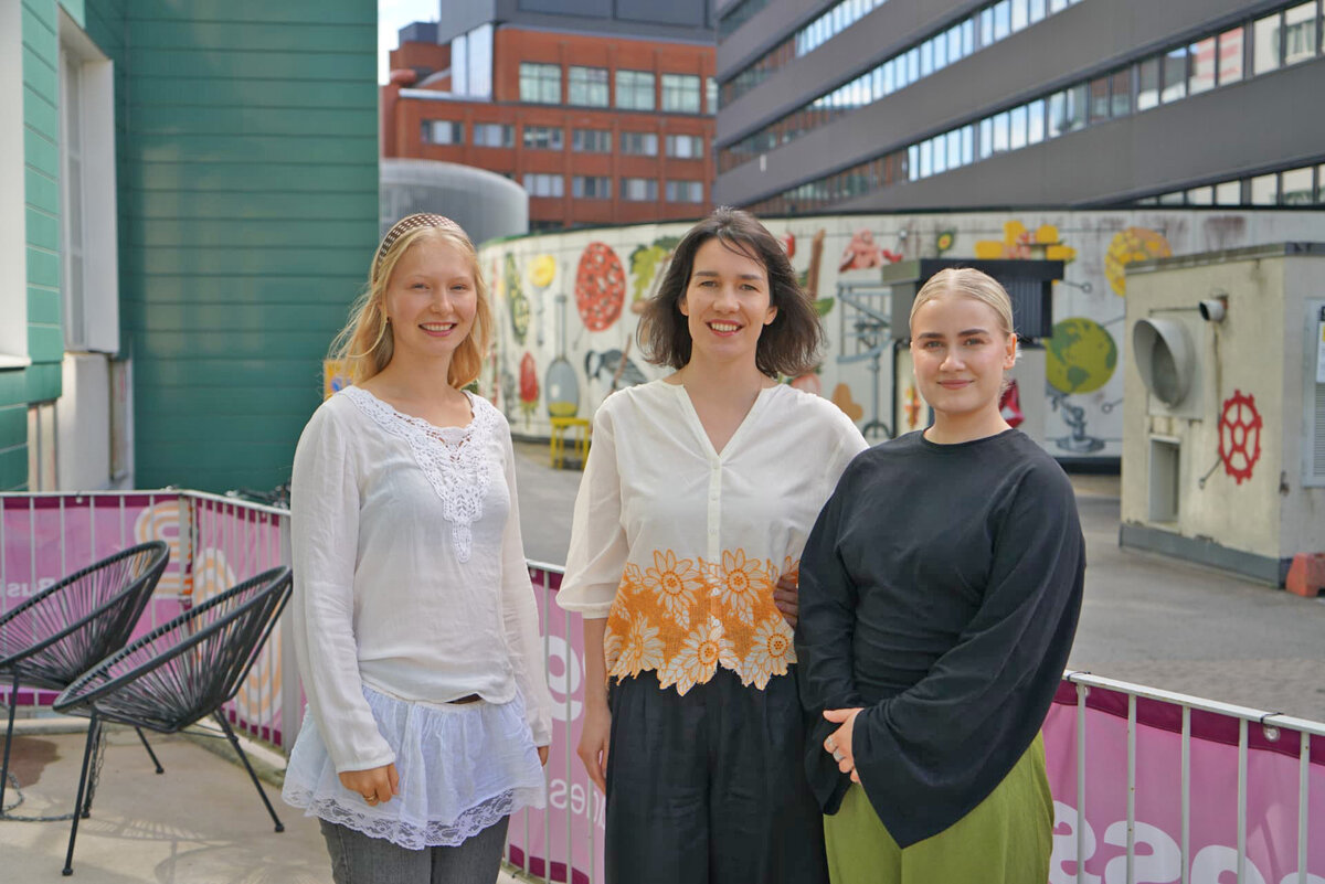 Hakijoiden joukosta etsitään Anastasiya Markvarden (kesk.) mukaan toimivia ratkaisuja, jotka todella tavoittavat potilaat. Vierellä tiimikaverit Heta Lääkkö (vas.) ja Maija Pitkänen.