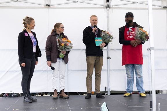 Palkintoa oli jakamassa Lähiruokapäivän suojelija Henna Kyyrä (vas.). Finalisteja edustivat Pohjolan tilan Minna Pohjola, Novidan Kai Alajoki ja Ukipoliksen Granger Simmons.