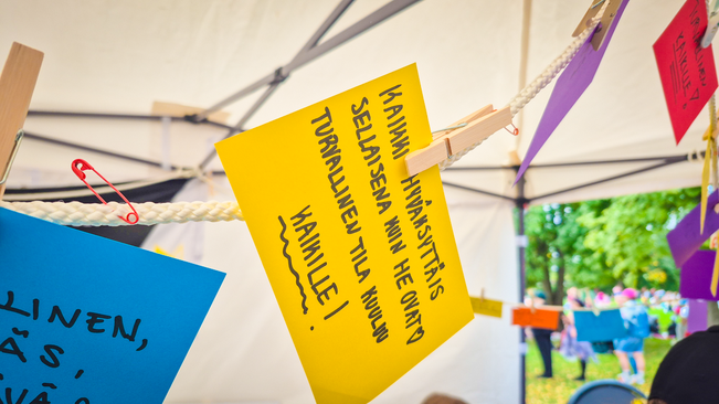 Turku Pride -kävijät kirjoittivat postikorteille unelmiensa kaupungista. 