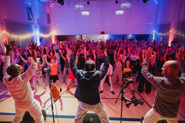 Flama Salsa Festival järjestetään Naantalin kylpylässä, jossa satojen osallistujien tanssitapahtuman koko ohjelma voidaan järjestää saman katon alla. 
