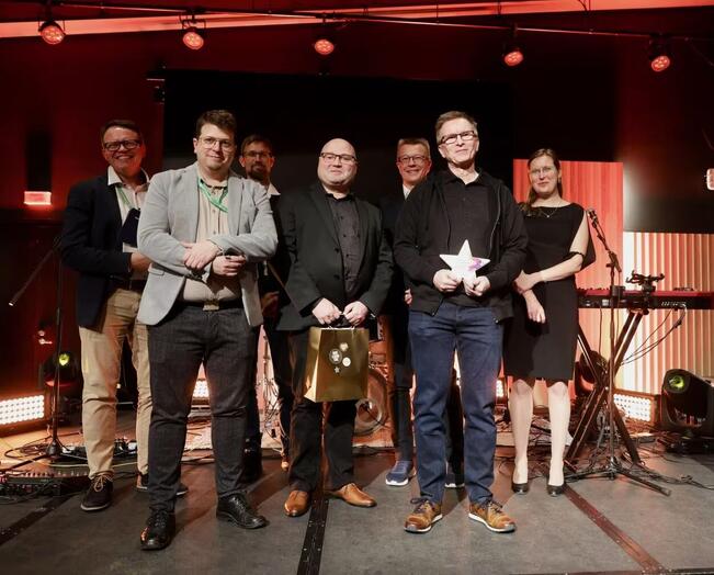 Jaakko Rintamäki Fintrafficista (vas.) sekä Jouni Pohjola ja Petri Konkka (Weasel Softwarelta). Takana vasemmalta HSL:n toimitusjohtaja Vesa Silfver ja Kotkan kaupungin joukkoliikennepäällikkö Esa Partanen joukkoliikenneteon valintaraadista sekä Kari Ström ja Johanna Wallin eli Suomen Paikallisliikenneliiton hallituksen varapuheenjohtaja ja puheenjohtaja.