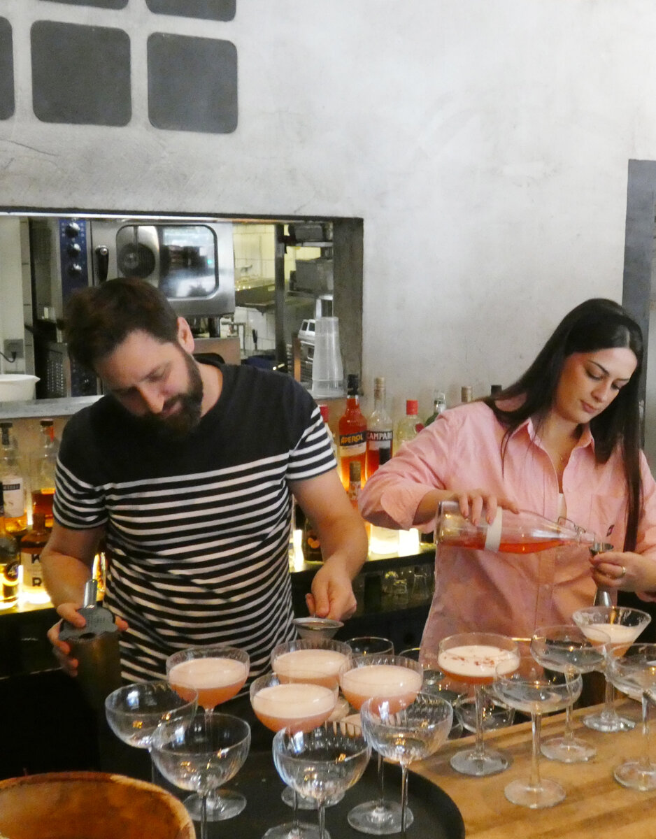 Ravintola Blankon ravintolapäällikkö Soma Rasuli (oikealla) kuvaili piispiscocktailia juomaksi, jossa syötävän piispiksen maut ovat nestemäisessä muodossa. Vasemmalla Jason Theologou.