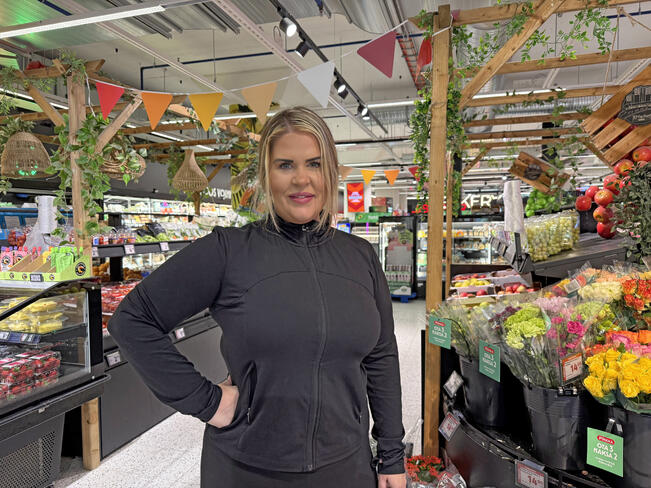 K-Market Stationin diplomikauppias Jenni Juhajoki käyttää Woltin lisäksi Uber Eatsin palveluja apuna.