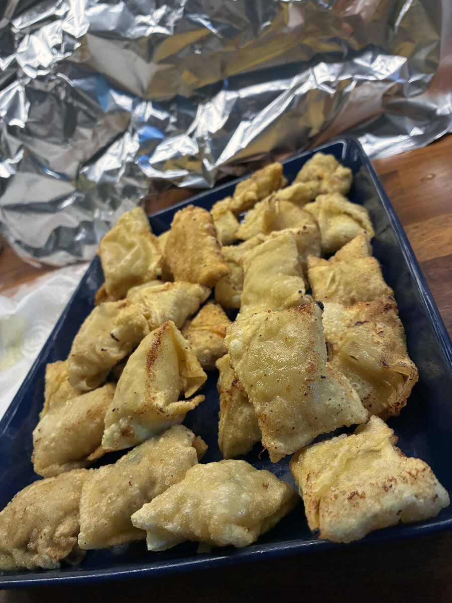 Wontonit ovat uppopaistettuinakin yllättävän vähärasvaisen makuisia.