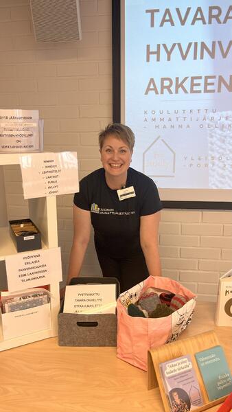 Hanna Ollikainen innostaa luennoillaan tarkastelemaan kodin tilannetta ja rohkaisee aloittamaan karsinnan pieni kokonaisuus kerrallaan.