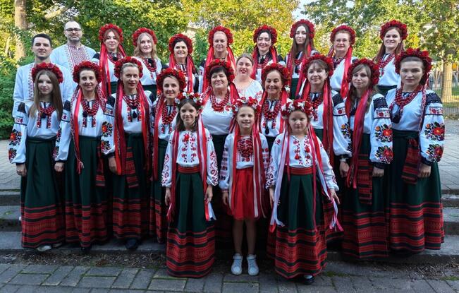Ukrainalaiskuoro Spivotsa Mrija esiintyy Raisiossa.