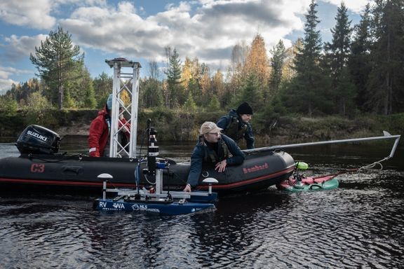 Turun yliopiston professori Petteri Alho sekä tutkimusassistentit Eliina Ahlroth ja Sara Konsell mittaamassa virtausnopeutta sekä avustamassa Maanmittauslaitoksen autonomista laserkeilausvenettä.  