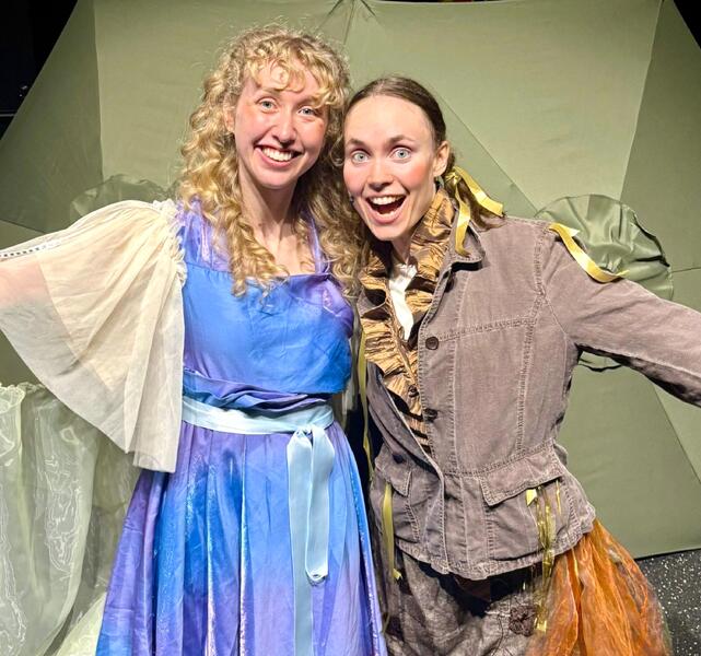 Teatteri Valovuoden tuottamassa esityksessä nähdään turkulaiset, palkitut näyttelijät Helmi Henell (vas.) ja Vilja Aavikko, joilla on monipuolinen kokemus teatterista, lastenkulttuurista sekä erilaisista esiintymistehtävistä.