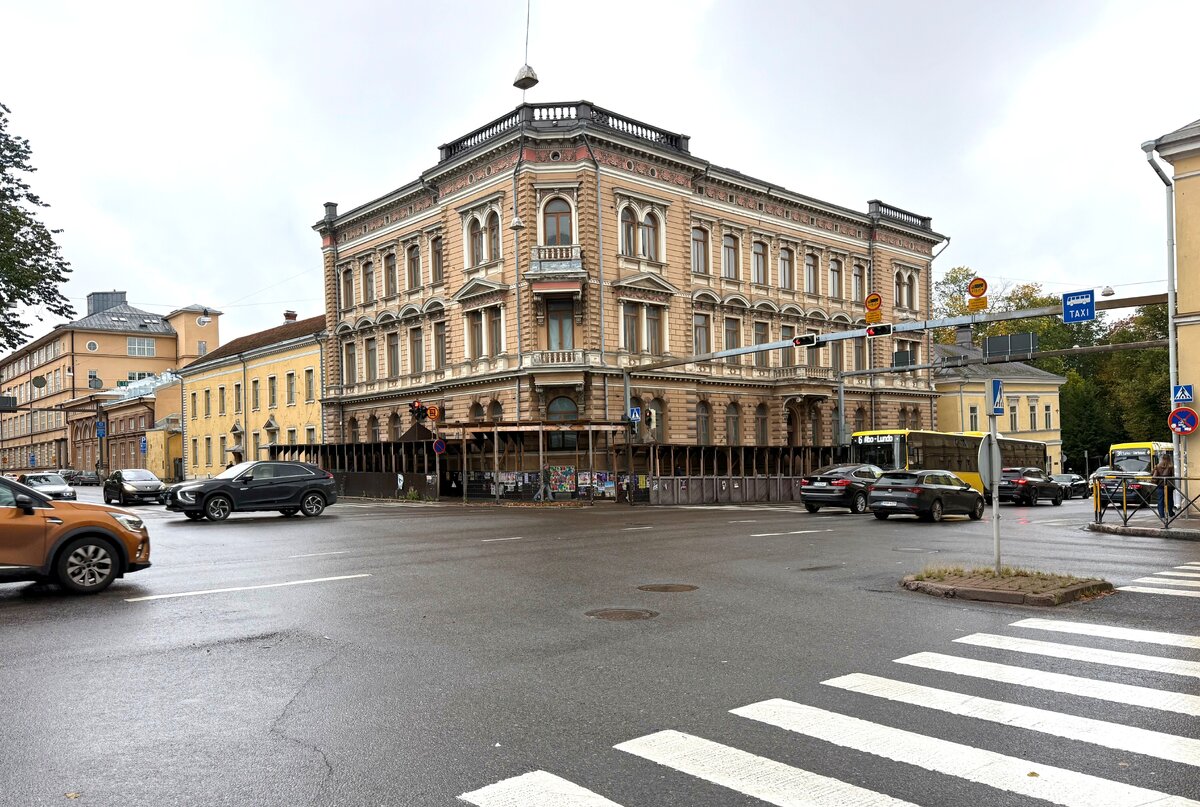 Remontteja odotellessa. Uudenmaankadulle katos pystytettiin vuonna 2023 ja Hämeenkadun puolelle vuonna 2025.
