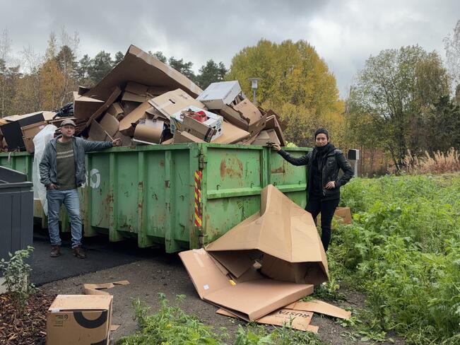 Lava matkalla kaatopaikalle. Seera Luukka (oik.) ja Antti Vuorinen aikovat tarkistaa mitä lavalta löytyisi. 