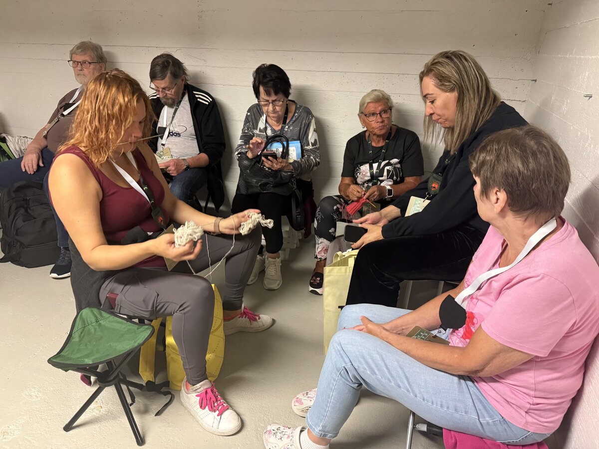 Osallistujat kuluttivat aikaa esimerkiksi neulomalla, kuuntelemalla musiikkia ja lukemalla lehtiä 