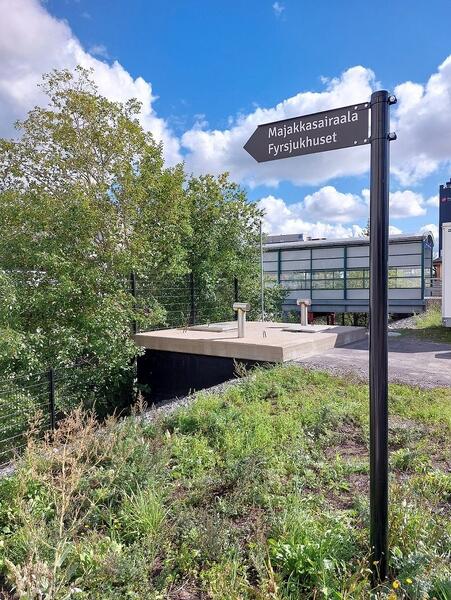 Kaksikielinen opaste.