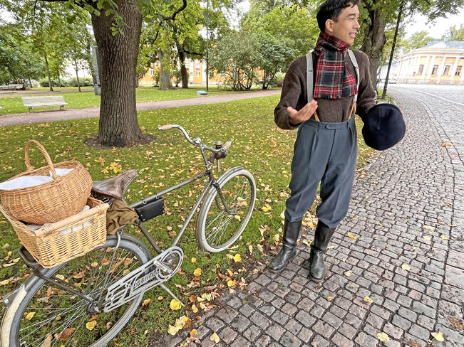 Juuso Holma ja kreikkalaisen jumalan, sittemmin jumalten sanansaattajan, mukaan nimetty Hermes.